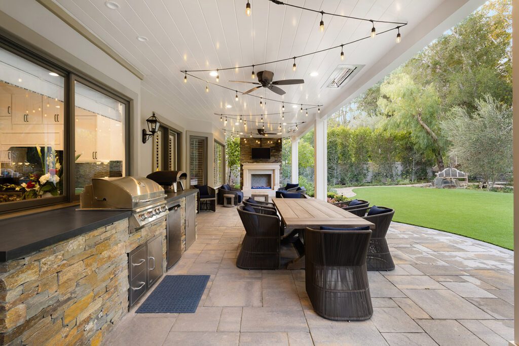 Outdoor-kitchen-and-patio-space